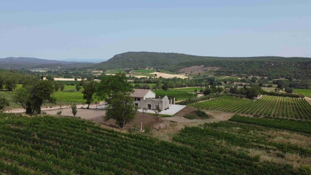 La Bastide après ces derniers jours de travaux, au cœur du domaine de la Mongestine