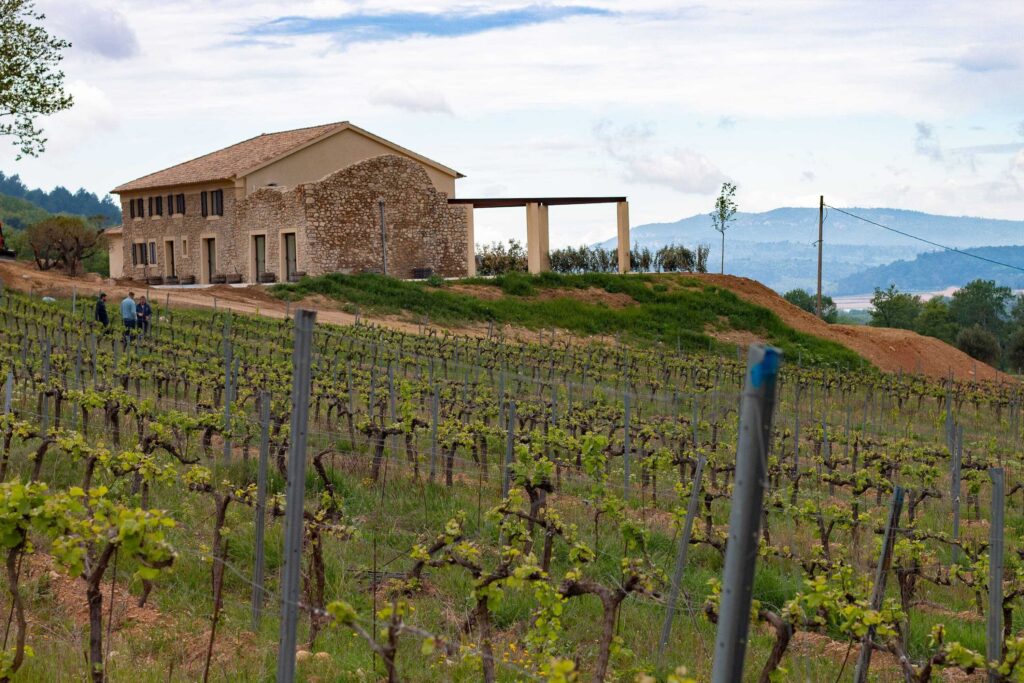 La Bastide au milieu des vignes du domaine de la Mongestine